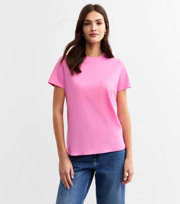 Glow Mall brand ki plain gulabi (pink) rang ki T-shirt, jo mahilaon (women) ke liye online India mein uplabdh hai.